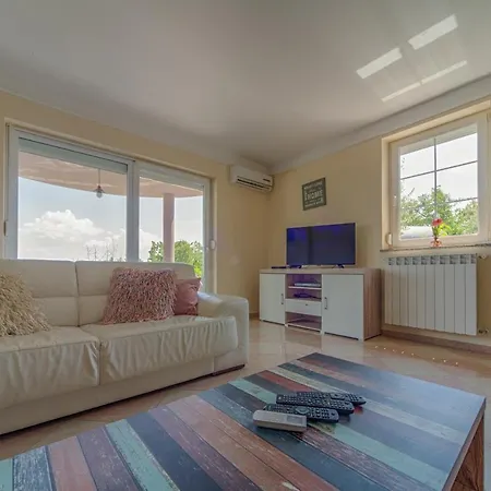 Melanie Опатия