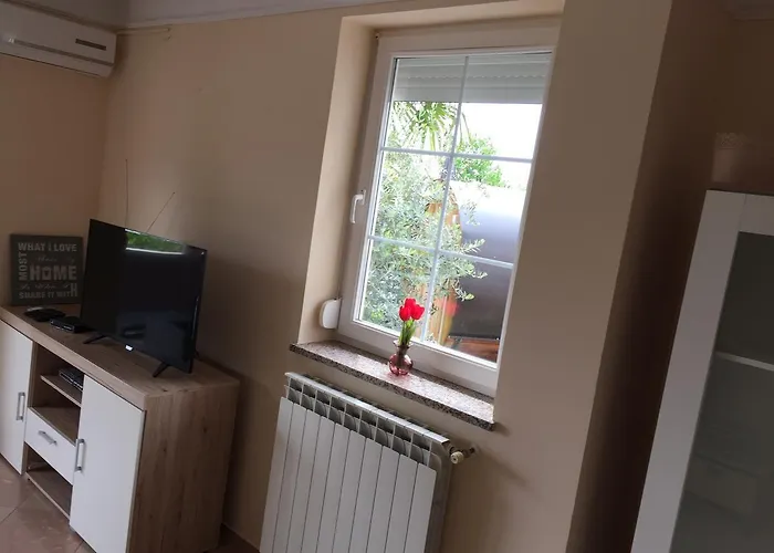 Melanie Опатия