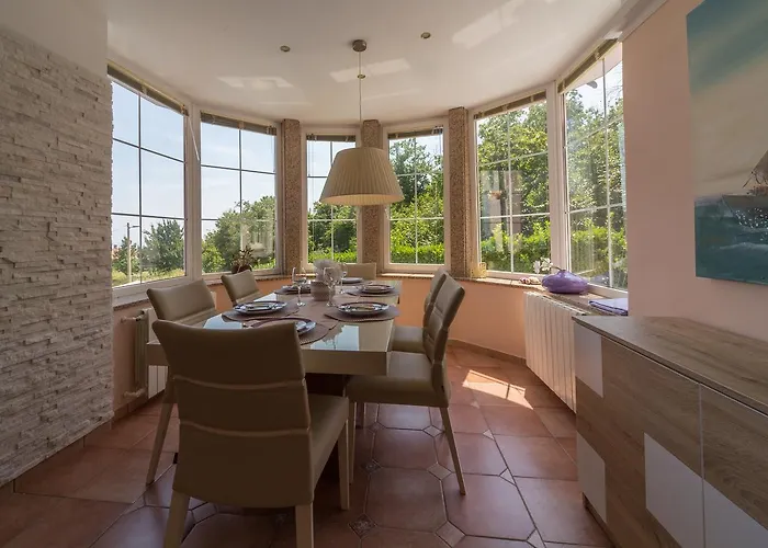 Melanie Опатия